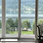Lägenhet Royal Town Luxury With Panoramic View Wake Up To Breathtaking Lake Views And Pure Tranquility *