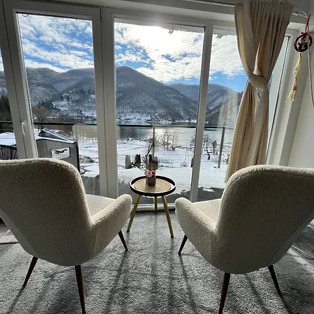 Lägenhet Royal Town Luxury With Panoramic View Wake Up To Breathtaking Lake Views And Pure Tranquility